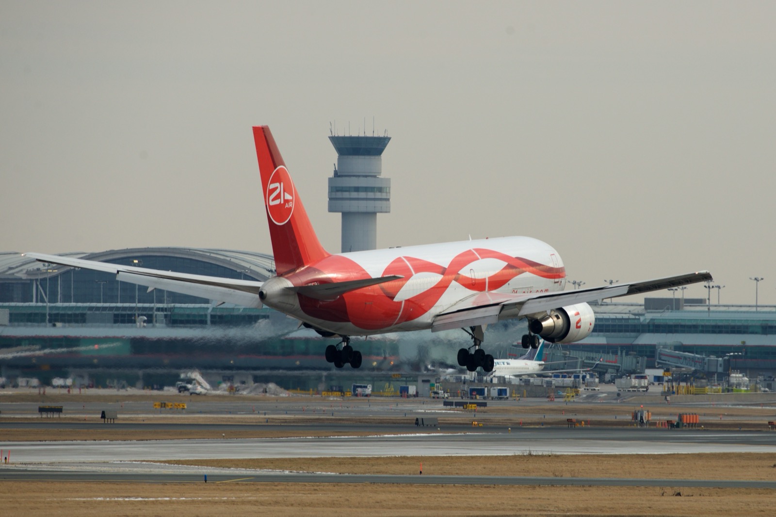 Een Boeing 767 vrachtvliegtuig van 21 Air