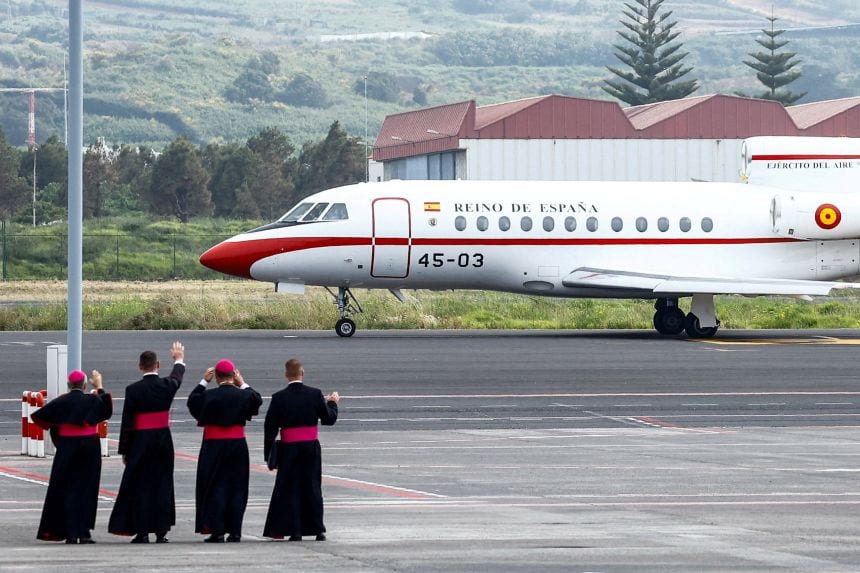 Koning Felipe leent privéjet aan paus