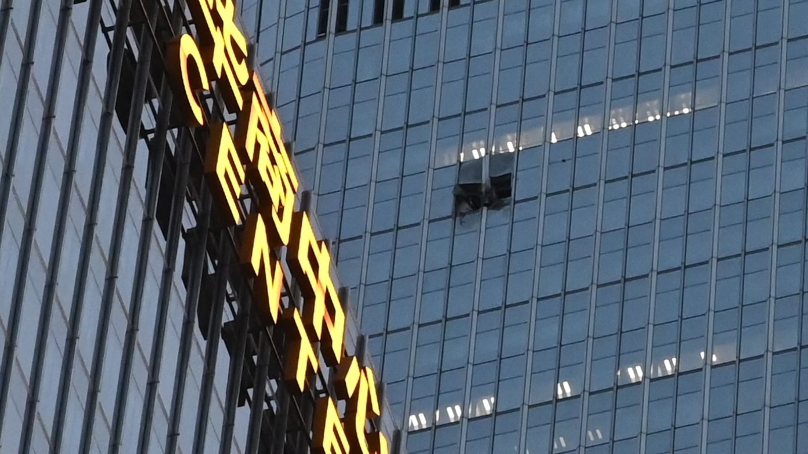 Vliegtuig vliegt in hoogste toren van Peking