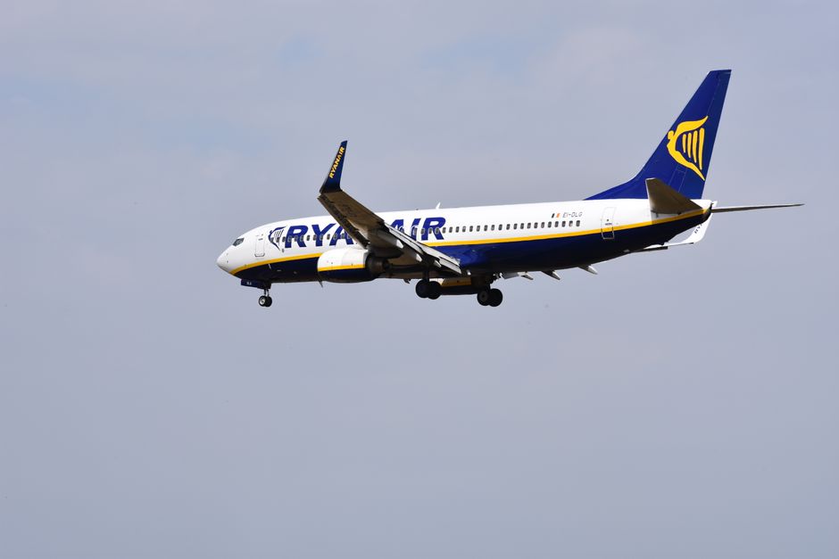 Man uit gebarsten raam van Ryanairvlucht gezogen